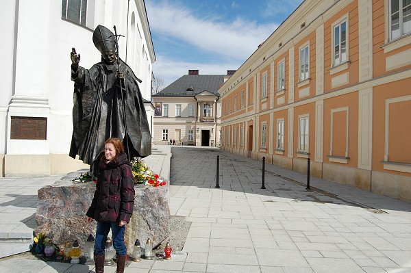 Wadowice - medzi Bazilikou a domom, v ktorom bývali Wojtylovci  